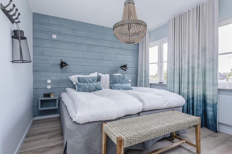Junior Suite | Down comforters, in-room safe, desk, blackout drapes