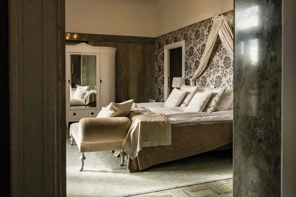Suite, Garden View | Minibar, in-room safe, desk, blackout drapes