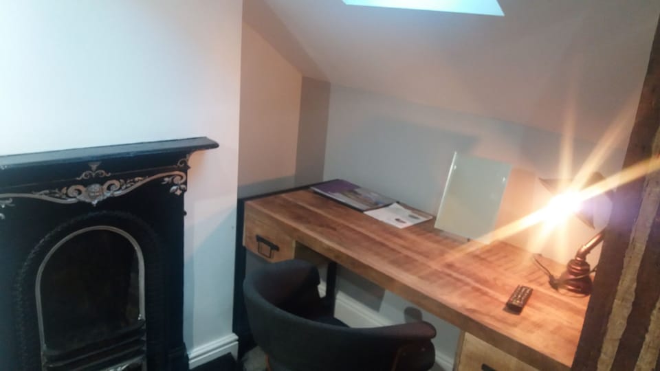 Suite, 1 Double Bed | In-room safe, cribs/infant beds, free WiFi, bed sheets