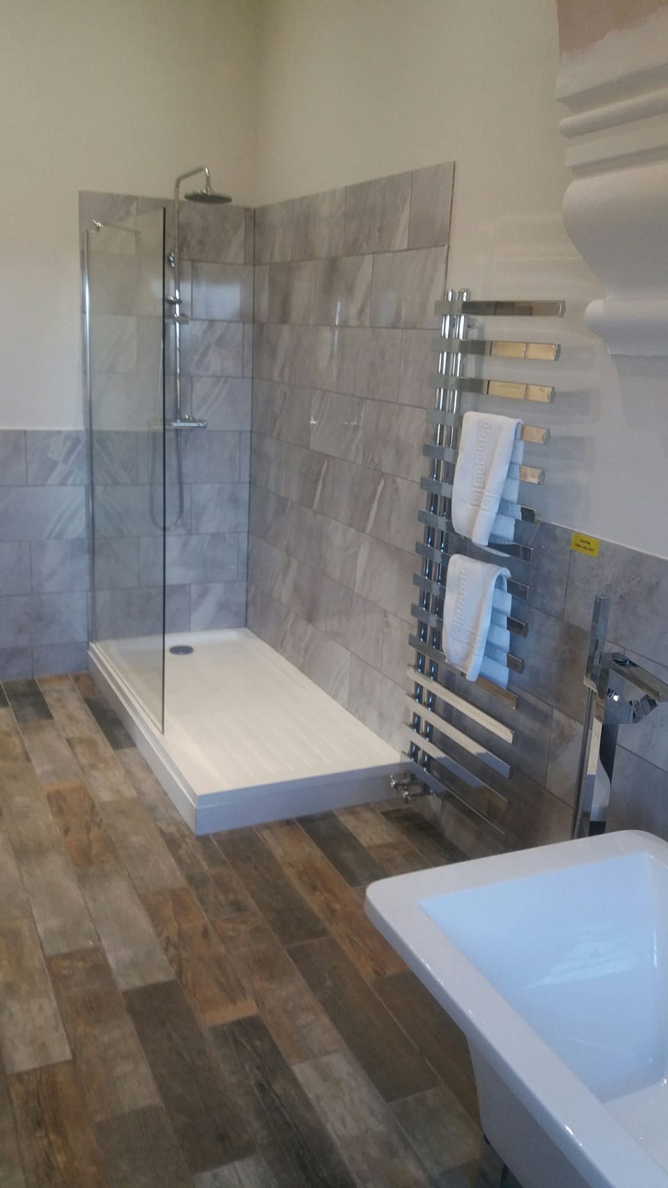 Deluxe Suite | Bathroom | Deep soaking tub, free toiletries, hair dryer, towels