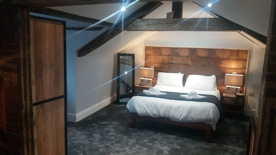 Suite, 1 Double Bed | In-room safe, cribs/infant beds, free WiFi, bed sheets