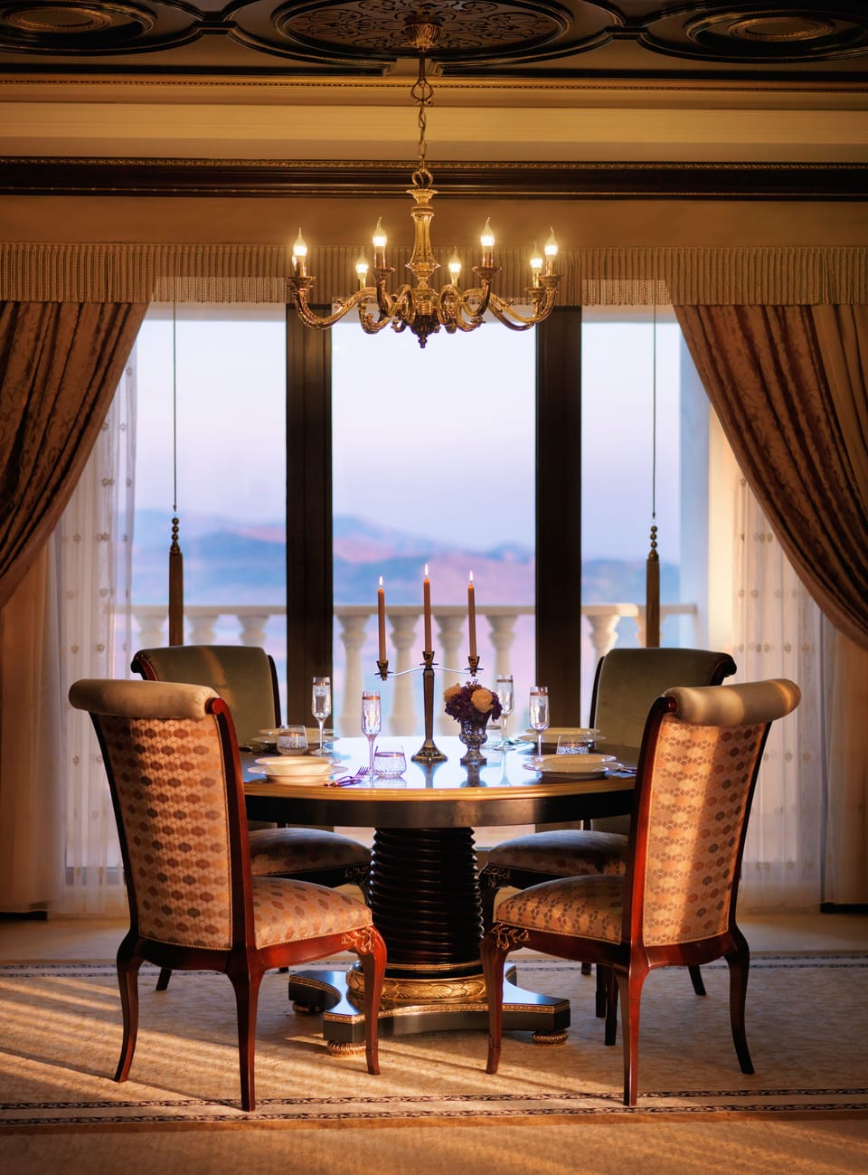 2 restaurants; breakfast, lunch, and dinner served