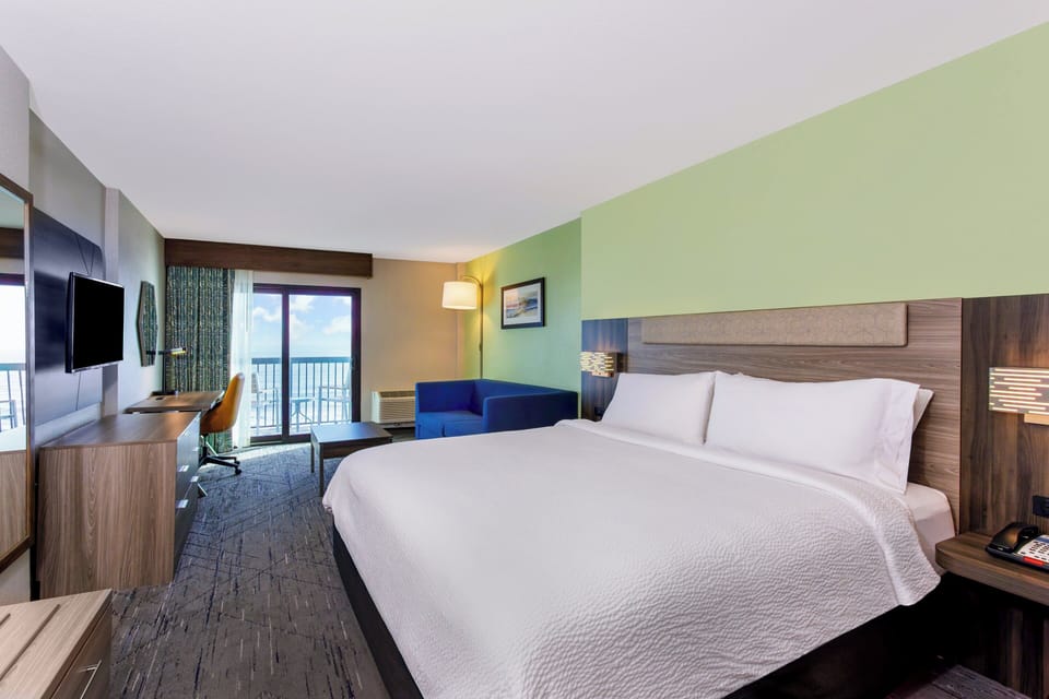 Pillowtop beds, in-room safe, desk, laptop workspace