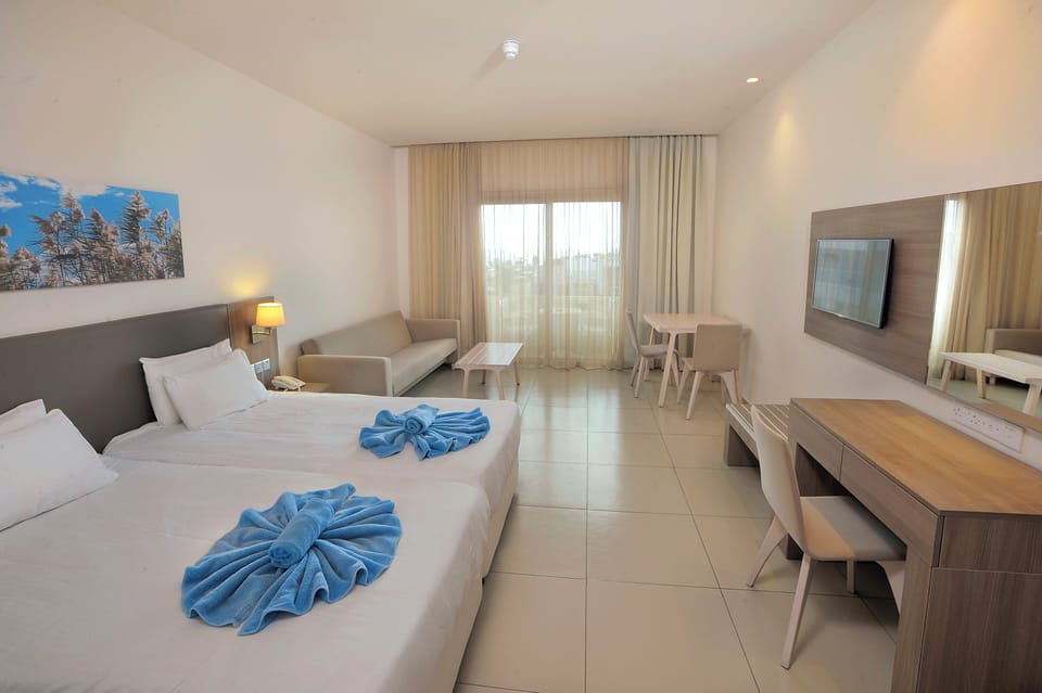 Deluxe Studio | In-room safe, soundproofing, free WiFi, bed sheets