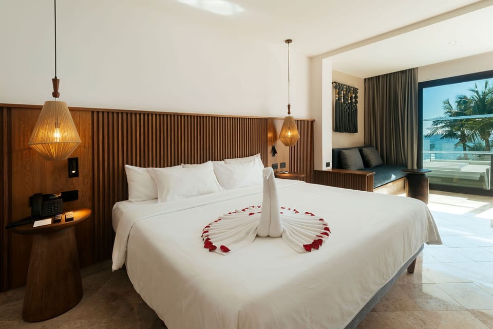 Junior Suite Premium Ocen Front | Free minibar, in-room safe, iron/ironing board, free WiFi
