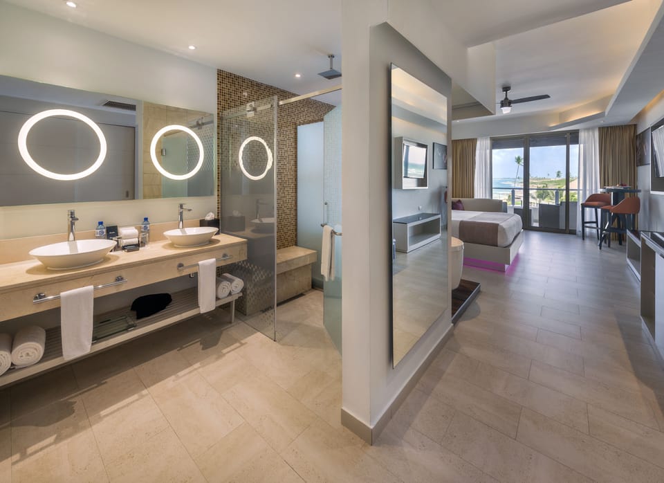 Luxury Junior Suite Ocean View Diamond Club | Bathroom | Shower, rainfall showerhead, free toiletries, hair dryer