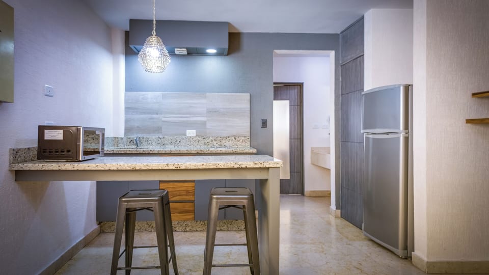 Senior Suite, Kitchen | Private kitchen | Full-size fridge, microwave, stovetop, cookware/dishes/utensils