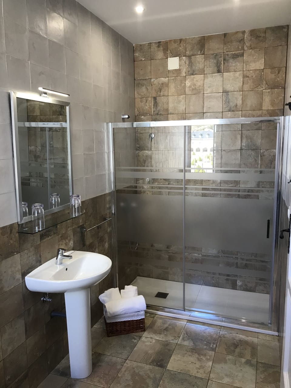 Deep soaking tub, towels