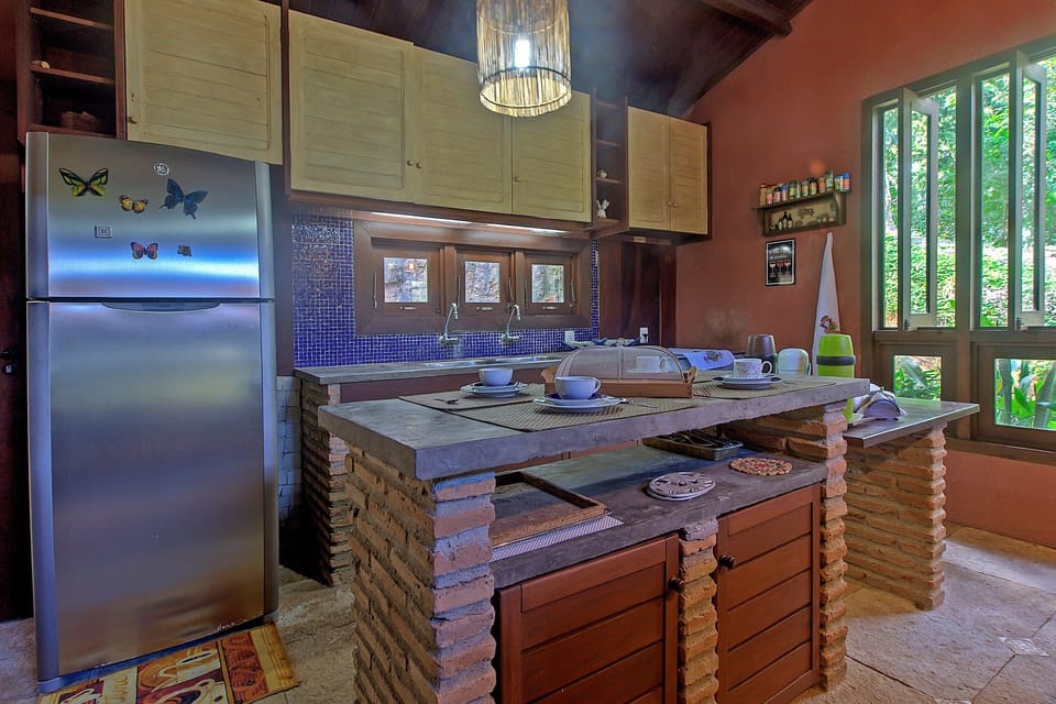 Deluxe House | Private kitchen | Fridge, microwave, cookware/dishes/utensils