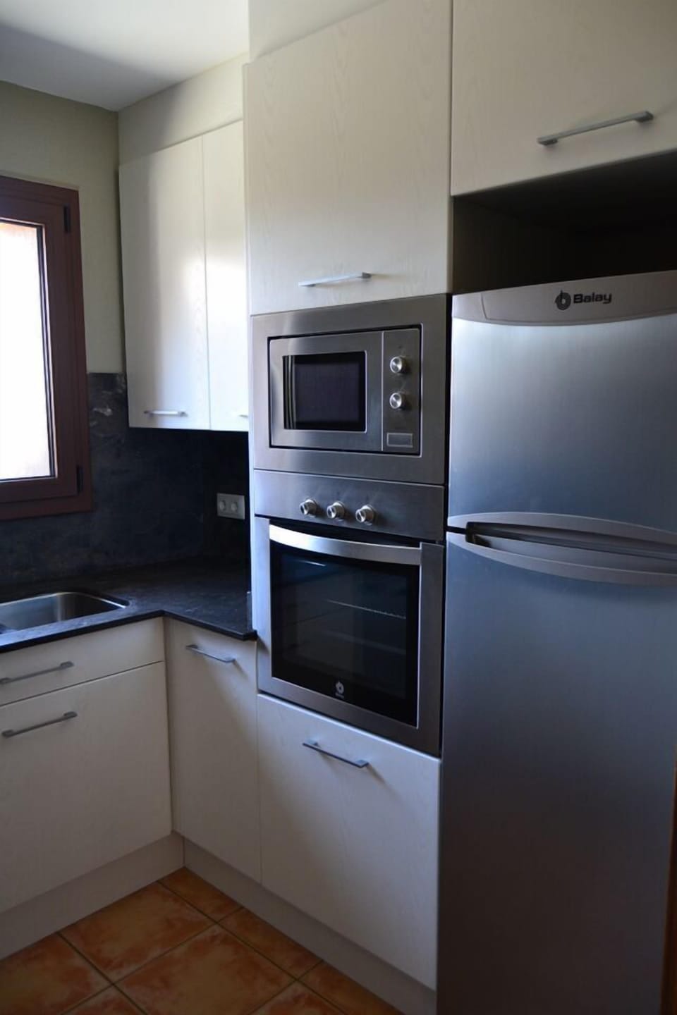 Full-size fridge, microwave, stovetop, dishwasher