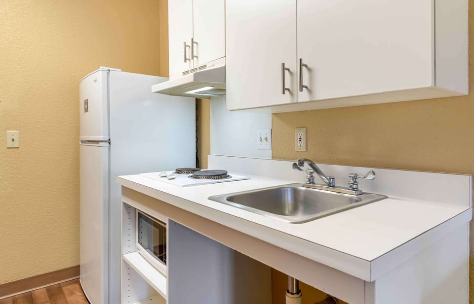 Studio, 1 Queen Bed, Accessible, Non Smoking | Desk, iron/ironing board, free WiFi, bed sheets
