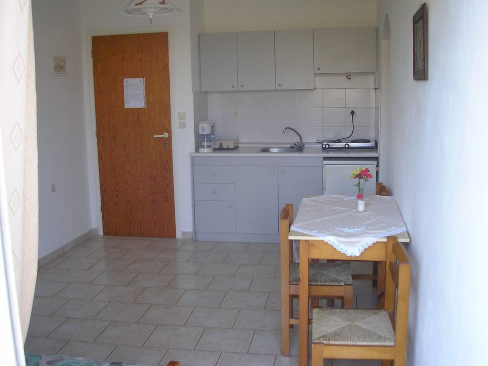 Apartment, 1 Bedroom, Balcony | Private kitchenette | Fridge, stovetop, coffee/tea maker, cookware/dishes/utensils