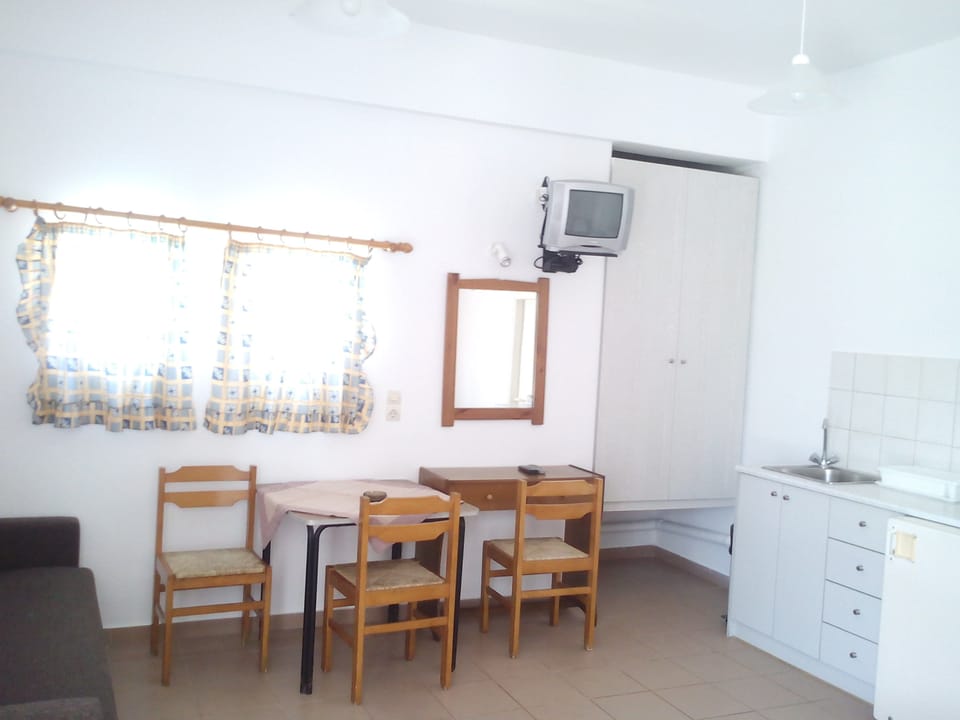 Standard Studio, Balcony, Ground Floor | Private kitchen | Fridge, stovetop, coffee/tea maker, cookware/dishes/utensils
