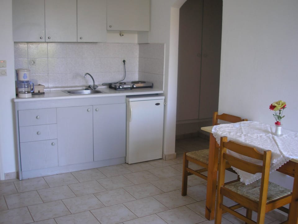 Apartment, 1 Bedroom, Balcony | Private kitchenette | Fridge, stovetop, coffee/tea maker, cookware/dishes/utensils