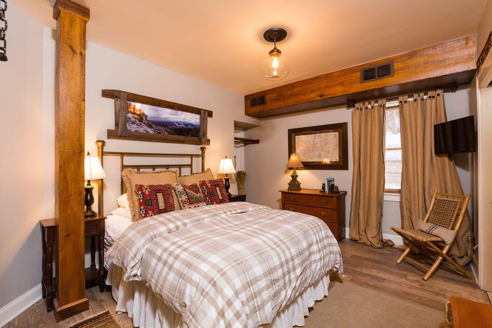 High Peaks - Queen  | Premium bedding, individually furnished, iron/ironing board, free WiFi