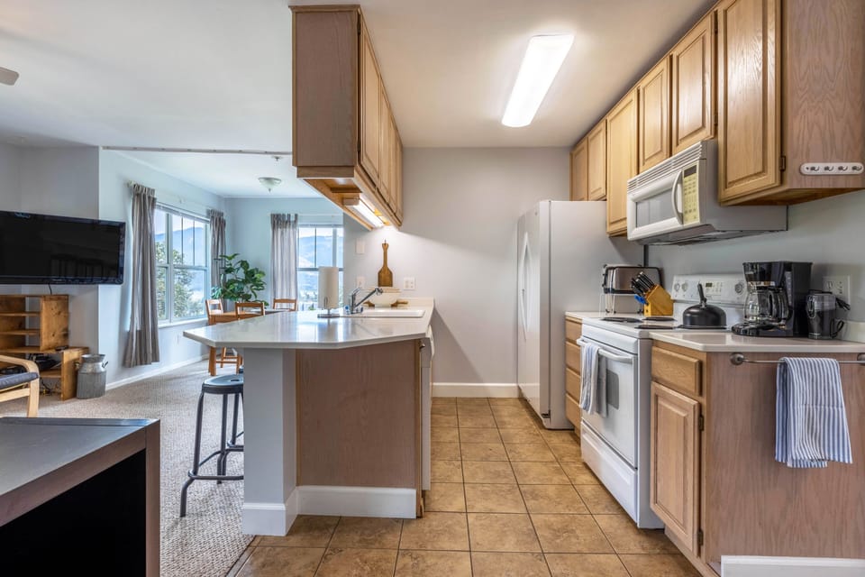 Condo, 1 Bedroom | Private kitchen | Fridge, oven, coffee/tea maker, toaster
