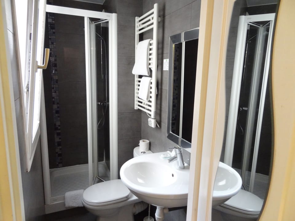 Single Room | Bathroom | Shower, eco-friendly toiletries, hair dryer, towels
