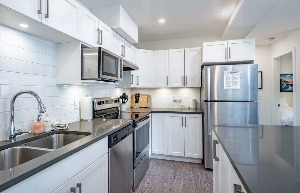 The RendezView | Private kitchen | Coffee/tea maker, full-size fridge, microwave, oven