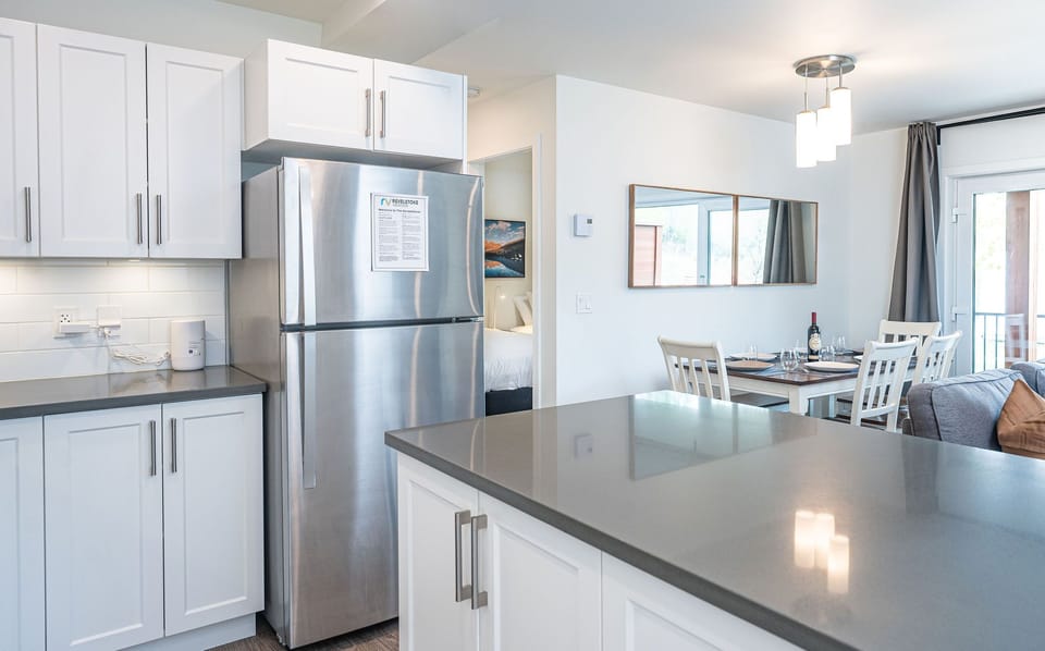 The RendezView | Private kitchen | Coffee/tea maker, full-size fridge, microwave, oven