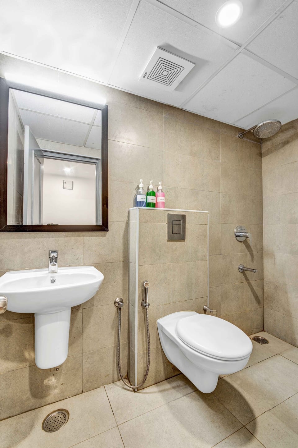 Deluxe Double Room | Bathroom | Shower, free toiletries, hair dryer, towels