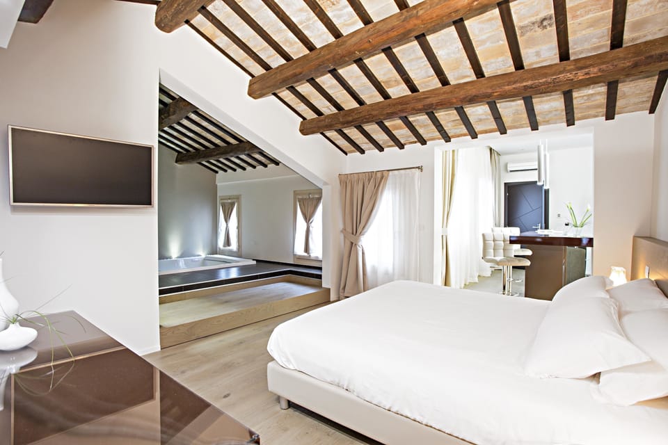 Executive Suite | Premium bedding, down comforters, memory foam beds, minibar