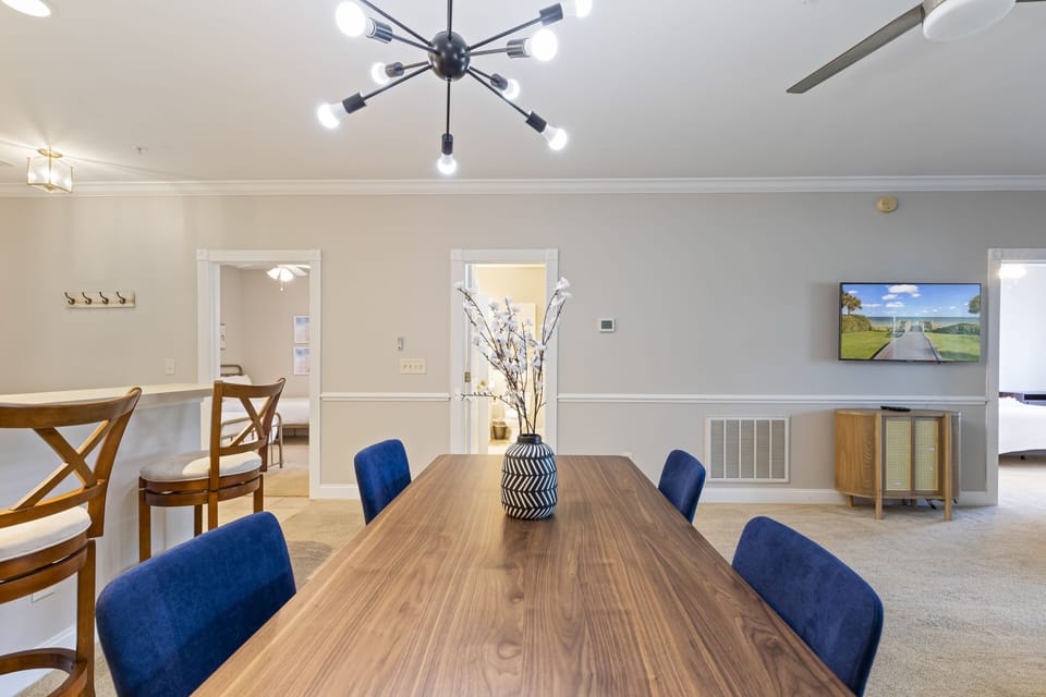 Signature Condo, 2 Bedrooms, Patio, Pool View | In-room dining