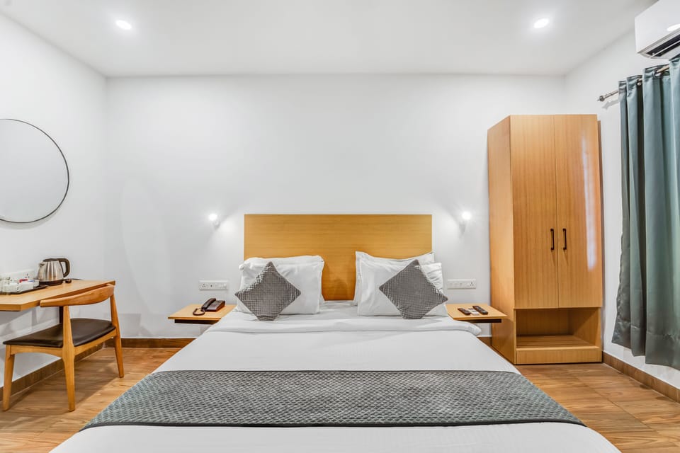 Deluxe Double Room | Hypo-allergenic bedding, desk, laptop workspace, blackout drapes