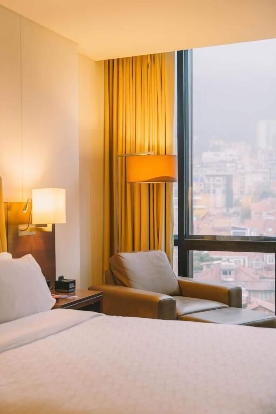 Standard Room, 1 Queen Bed | Minibar, in-room safe, desk, laptop workspace