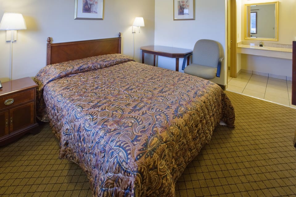 Desk, free WiFi, bed sheets