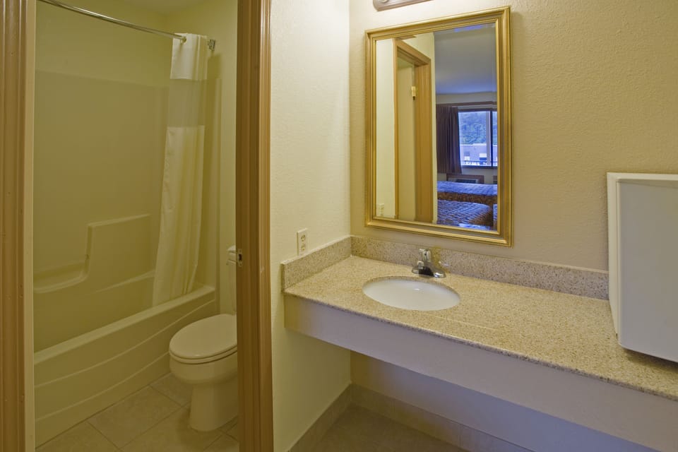 Combined shower/tub, towels