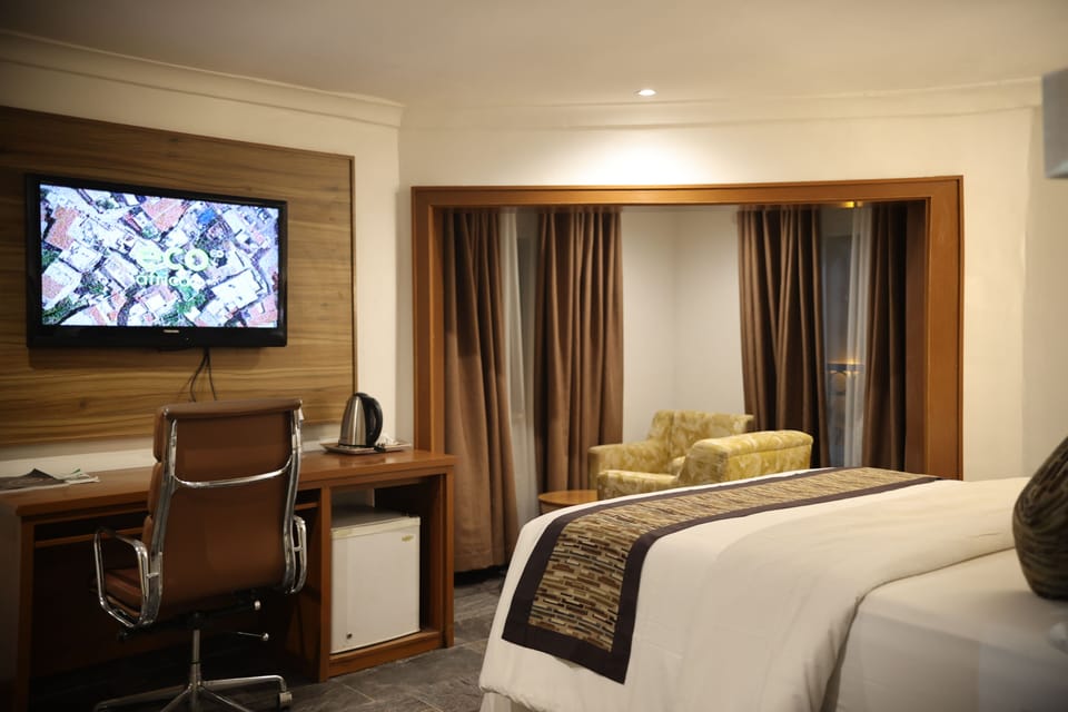Royal Room, 1 Queen Bed, Non Smoking | Egyptian cotton sheets, premium bedding, pillowtop beds, minibar