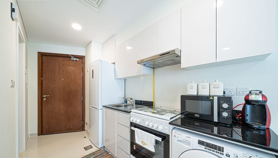 Basic Studio | Private kitchen | Full-size fridge, microwave, oven, toaster
