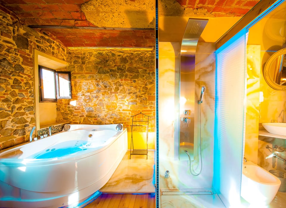 Luxury Suite, Jetted Tub, Garden Area | Jetted tub