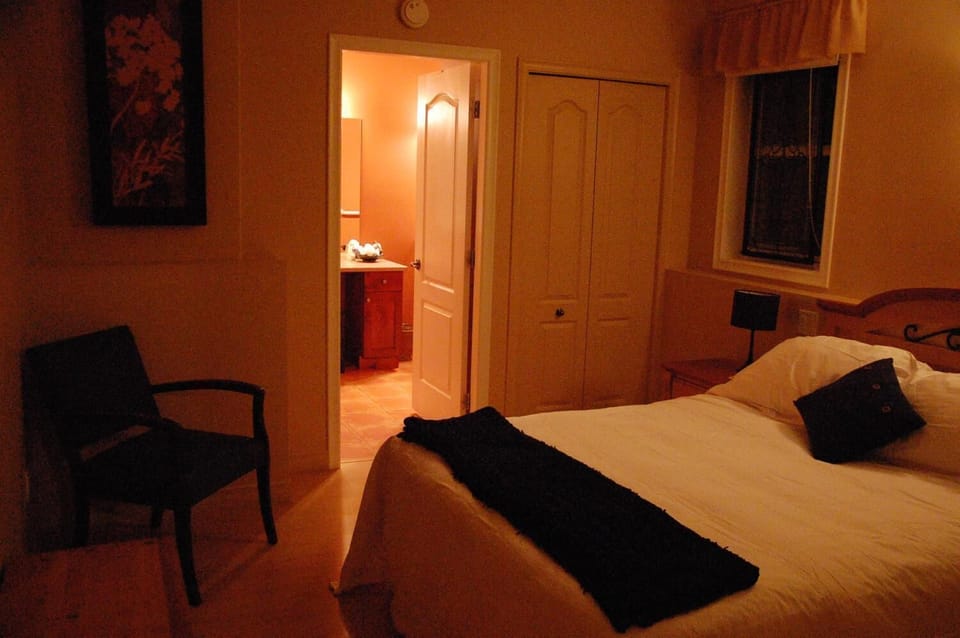 2 bedrooms, desk, cribs (surcharge), WiFi (free)