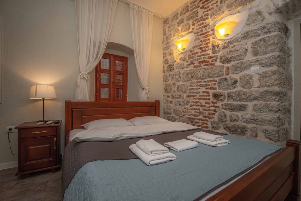 Double Room | Individually decorated, individually furnished, desk, blackout drapes