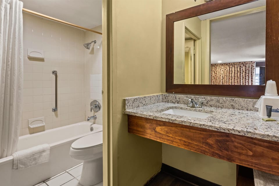 Combined shower/tub, eco-friendly toiletries, towels