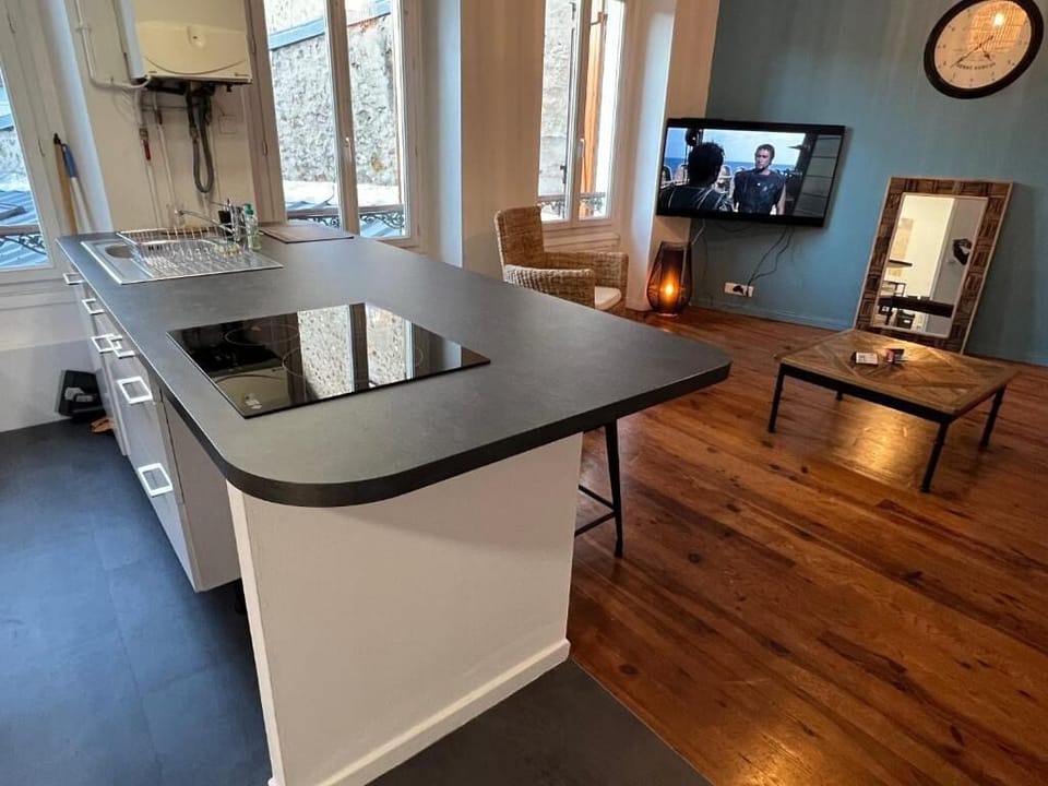 Classic Cottage, City View | Living area | TV
