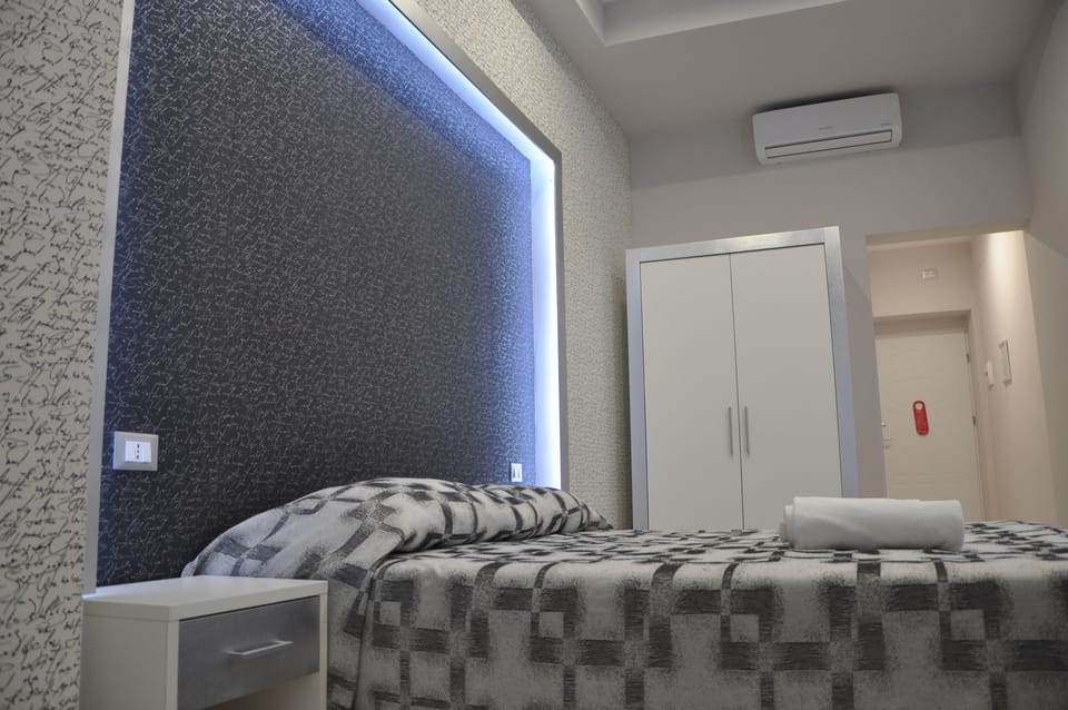 Double Room | Minibar, in-room safe, desk, soundproofing