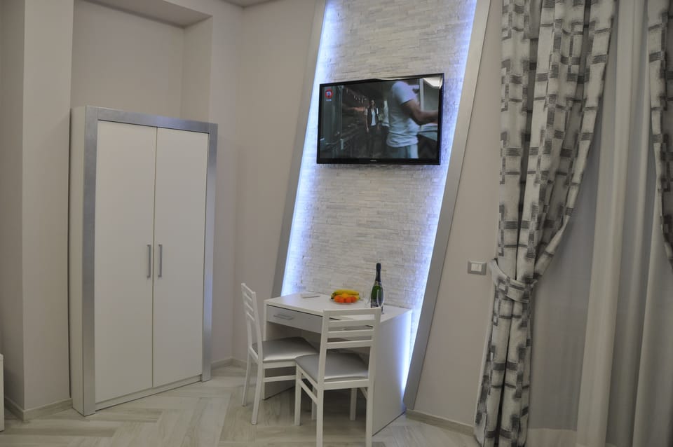 Suite, Hot Tub | Minibar, in-room safe, desk, soundproofing