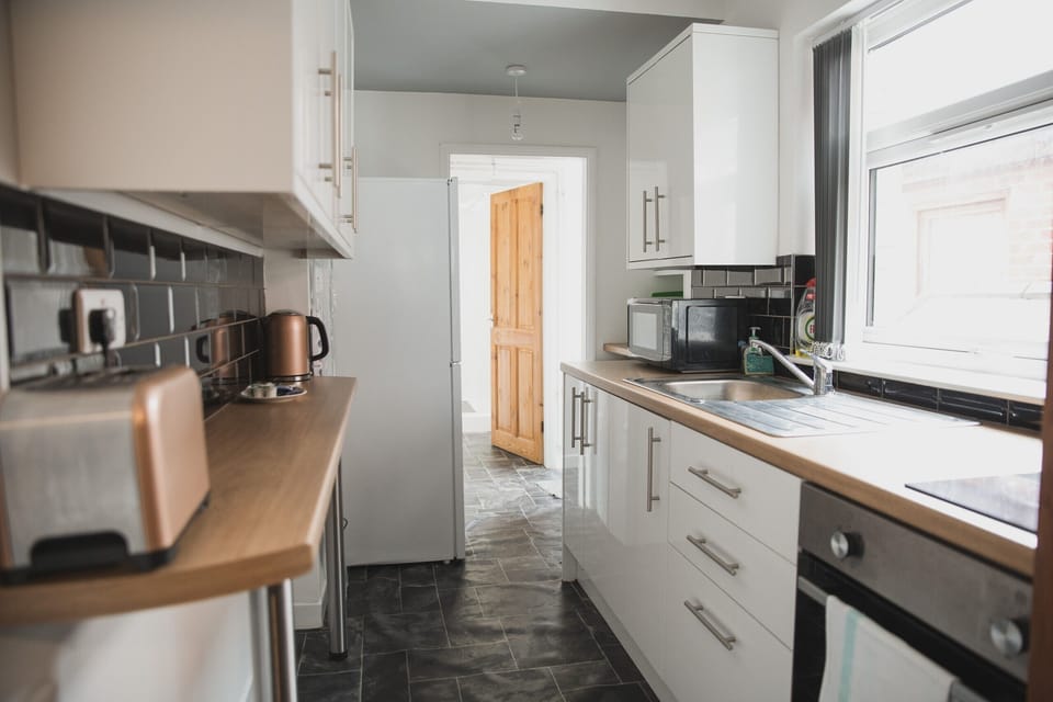Full-size fridge, microwave, oven, stovetop