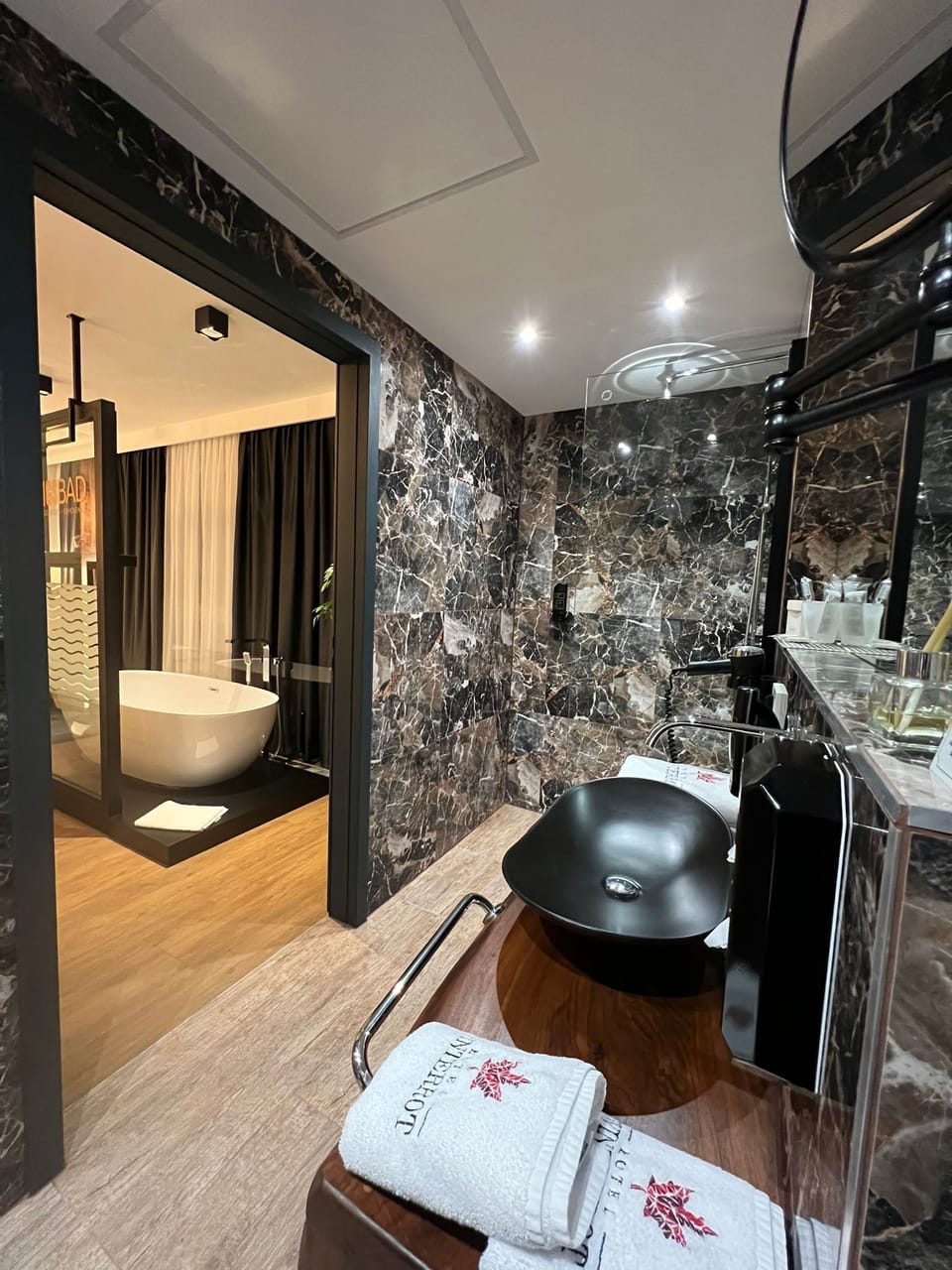 Junior Room, 1 Queen Bed, Non Smoking, Ensuite | Bathroom | Hair dryer, slippers, towels