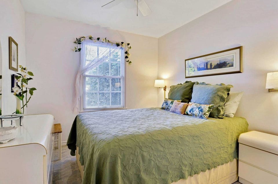Lavender Jungle by Avantstay Great Location w/ Patio & Shared Pool! Month-long Stays Cottage in Key West