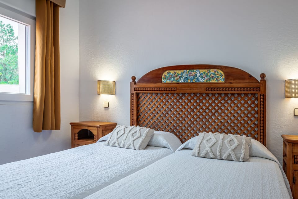 WiFi (free), bed sheets