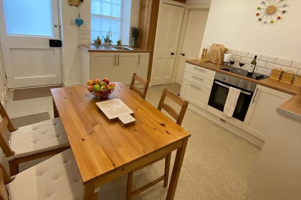 Apartment | Private kitchen | Fridge, microwave, oven, stovetop