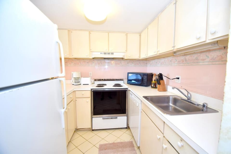 Condo, 1 Bedroom | Private kitchen | Coffee/tea maker, fridge, toaster