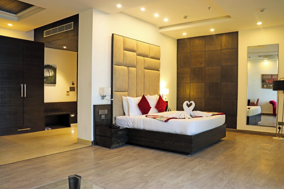 King Jacuzzi Suite | Premium bedding, minibar, in-room safe, individually furnished
