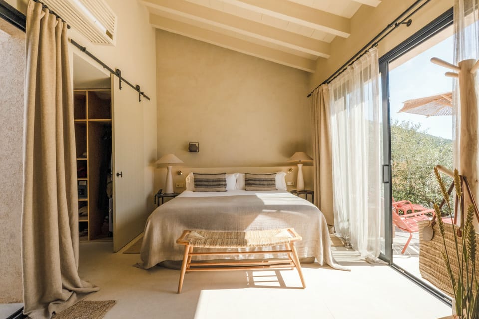 Deluxe Suite | Egyptian cotton sheets, premium bedding, down comforters