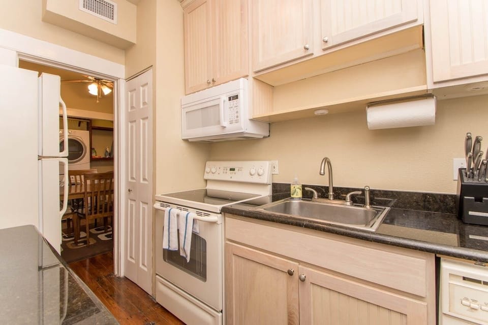 1 BD/1BA Suite Standard | Private kitchen | Microwave, coffee/tea maker, toaster, cookware/dishes/utensils