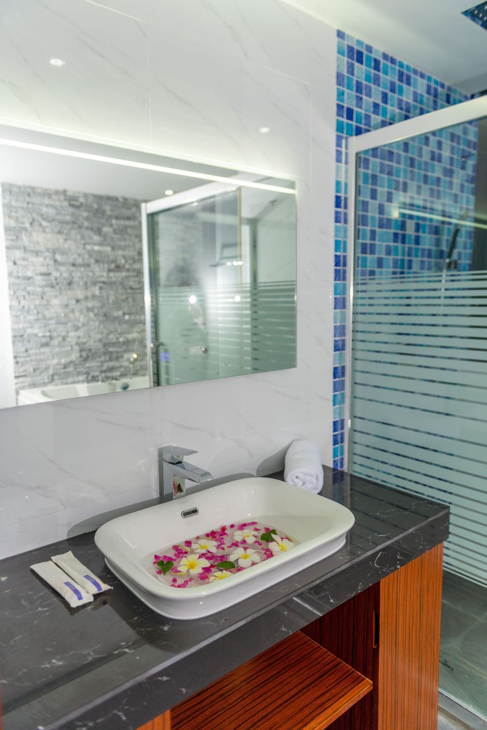 Separate tub and shower, jetted tub, rainfall showerhead