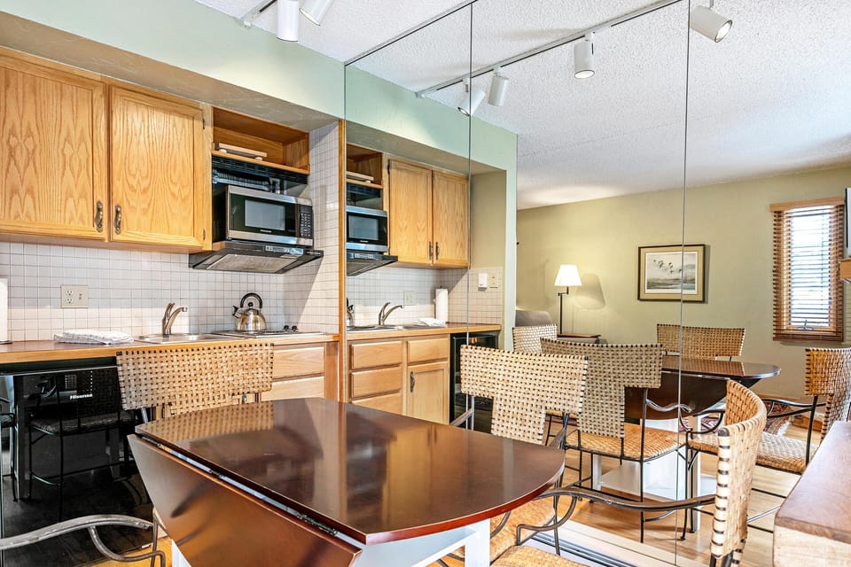 House, 1 King Bed with Sofa bed (Lift House 306, Studio Condo in Lions) | Private kitchen